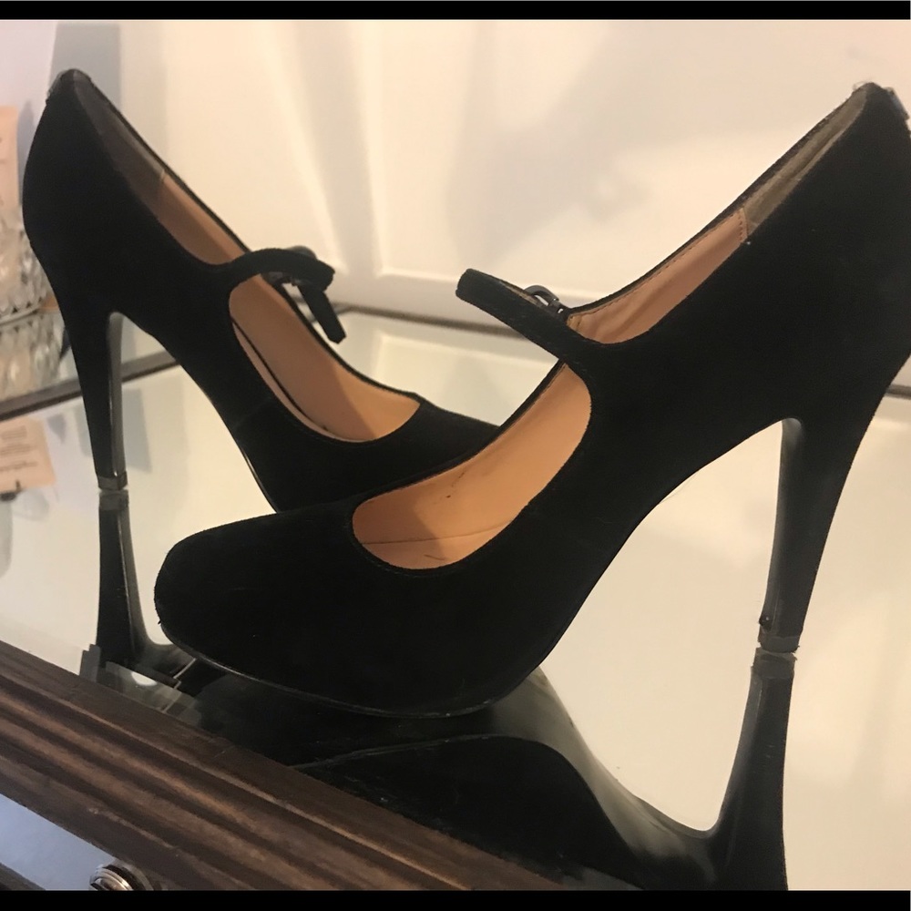Guess black suede 4 1/2 “ pumps